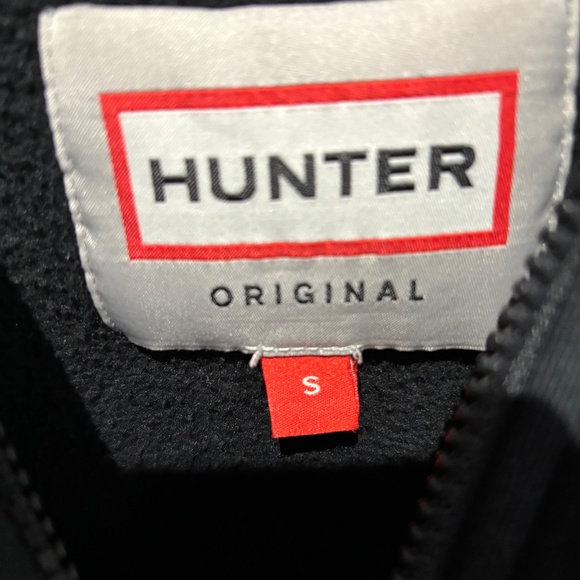 Elevate Your Style with the Hunter Classical Bomber Vest - Picture 3 of 3